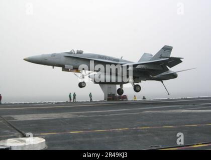 US Navy un F-A-18 Hornet affecté aux damier du Marine Strike Fighter-Attack Squadron trois un deux (VMFA-312) sur le pont de vol à bord de l'USS Enterprise (CVN 65) Banque D'Images