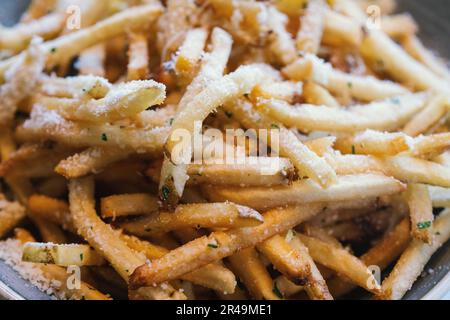 Un plateau de frites salées dans une vue rapprochée, prêt à être servi dans un restaurant gastronomique Banque D'Images