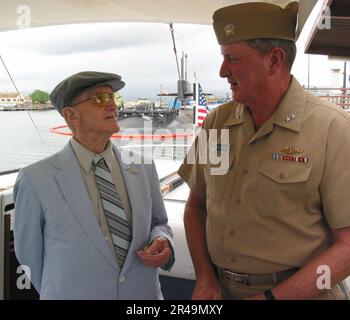 LE survivant DE PEARL Harbor DE LA Marine AMÉRICAINE s'entretient avec le sous-ministre adjoint Paul Sullivan, commandant, États-Unis Flotte de la Force sous-marine des États-Unis et du Pacifique Banque D'Images