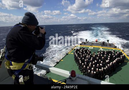 MARINE AMÉRICAINE Marine canadienne, le Caporal-chef Christopher Kelly photographie l'équipage de la frégate de patrouille de classe Halifax de la Marine canadienne, NCSM Toronto (FFH 333), le jour de la Saint-Valentin Banque D'Images