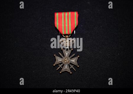 Une médaille belge de Croix de guerre, récemment renervée, dans la salle d'exposition de l'Amphithéâtre commémoratif du cimetière national d'Arlington, Arlington, Virginie, 5 avril 2023. La médaille a été présentée à l'origine au Soldat inconnu de la première Guerre mondiale et son ruban s'est estompé depuis l'âge. Michel Hofman, chef de la défense belge, avait demandé que le ruban soit remplacé sur cette médaille, ainsi que sur les médailles de la Seconde Guerre mondiale et de la guerre de Corée. Cela a été accompli par la vieille garde en coordination avec les historiens de l'ANC. Banque D'Images