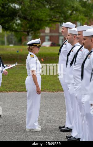 Le Capitaine Kimberly Toone, commandant du Commandement de l'instruction opérationnelle en médecine de la Marine (CMON), effectue une inspection de l'uniforme des blancs habruns, avril 07. Le Commandement de l'instruction opérationnelle en médecine navale (NMOTC) est composé de six détachements nationaux qui offrent une formation médicale spécialisée dans les domaines de l'aviation, de la survie de l'aviation, de la guerre de surface et sous-marine, de la médecine expéditionnaire et des opérations spéciales. Banque D'Images