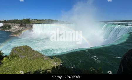 Une vue aérienne stupéfiante de la chute d'eau des chutes du Niagara avec un arc-en-ciel vibrant au-dessus de celle-ci Banque D'Images