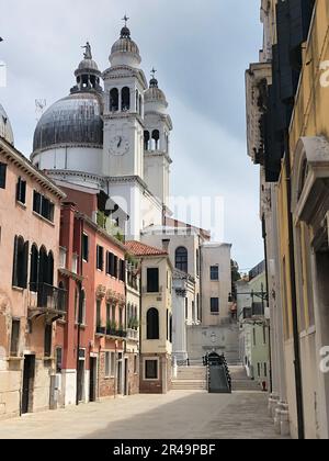 Une photo verticale d'une allée historique près de la Santa Maria della Salute à Venise Banque D'Images