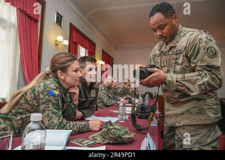 ÉTATS-UNIS Armée 1st le Sgt. Thaddeus Harrington, 29th Détachement mobile des affaires publiques de la Garde nationale du Maryland (MDNG), instruit les membres du service des Forces armées de Bosnie-Herzégovine (AFBiH) sur la fonctionnalité des caméras lors d'un atelier d'affaires publiques, 27 mars 2023, à la salle de l'Armée, au centre-ville de Sarajevo. Des experts en la matière du MDNG ont facilité la formation aux membres du service de l'AFBiH travaillant dans les affaires publiques, en faisant preuve des meilleures pratiques et de diverses techniques sur la photo, la vidéo, l'écriture et les médias sociaux. Banque D'Images