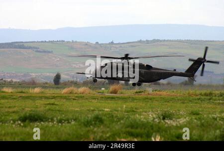 Marine DES ÉTATS-UNIS un dragon de mer MH-53E affecté aux étalons noirs de l'Escadron de soutien au combat des hélicoptères quatre (HC-4) tente un atterrissage sur la ligne de vol de la station aérienne navale de Sigonella Banque D'Images