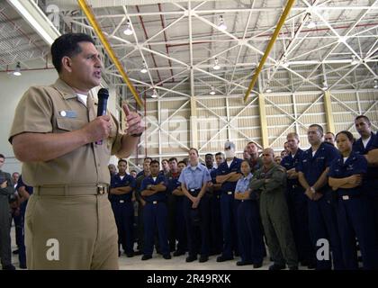 LE chef-maître DE la flotte de la MARINE AMÉRICAINE du Pacifique tient un appel « mains libres » dans le hangar du 5e Escadron de soutien au combat par hélicoptère (HC-5) de la Marine, situé sur la base aérienne d'Andersen (AFB), à Guam. Banque D'Images