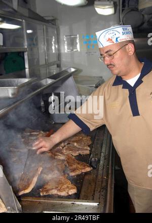 LE spécialiste culinaire en chef DE la Marine AMÉRICAINE ouvre la voie à la préparation d'un festin de célébration à bord du porte-avions USS John F. Kennedy (CV 67) pour ses compagnons de mer après avoir terminé. Banque D'Images