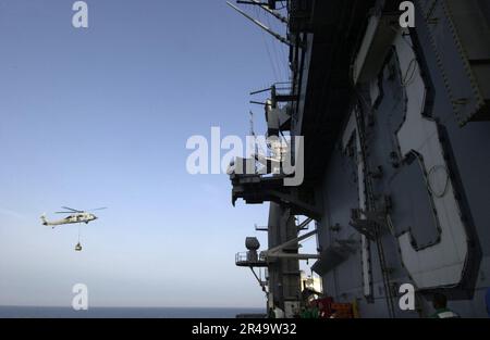 US Navy an MH-60s Knighthawk effectue un réapprovisionnement vertical en mer avec l'USS George Washington (CVN 73) Banque D'Images