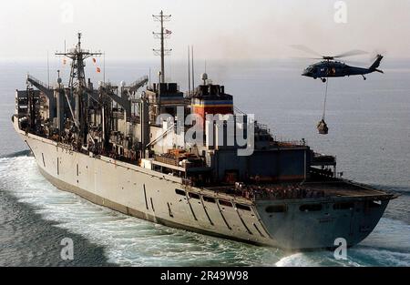 MARINE DES ÉTATS-UNIS Un MH-60s Knighthawk effectue un réapprovisionnement vertical en mer avec le navire de soutien de combat rapide USNS Supply (T-AOE 6) Banque D'Images