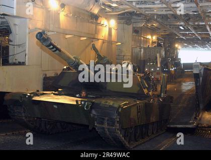 US Navy Land Craft Utility 1660 (LCU 1660) affecté à l'unité amphibie Craft Unit Two (ACU 2) décharge un U.S. Corps de marine Abrams M1-A1 main Battle Tank Banque D'Images