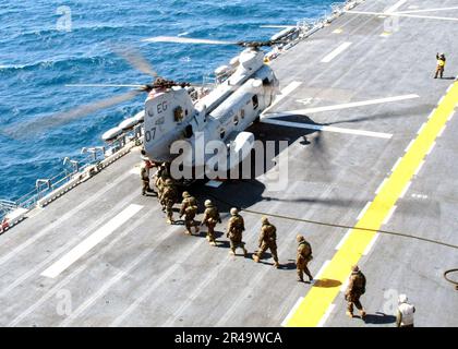 US Navy U.S. Marines affecté à l'unité expéditionnaire maritime (UMM) 24th à bord d'un CH-46 Sea Knight à bord du navire d'assaut amphibie USS Saipan (LHA 2) Banque D'Images