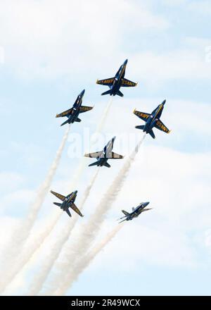 US Navy U.S. L'escadron de démonstration de vol de la Marine Blue Angels effectue une manœuvre connue sous le nom de Fleur de LIS Banque D'Images