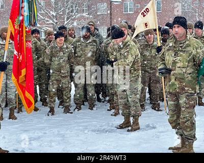 Colonel Russell Lemler, commandant de bataillon, Et le sergent de commandement John Folger, conseiller principal enrôlement, tous deux affectés au 2nd Bataillon, 15th Régiment d'artillerie de campagne, 2nd Brigade combat Team, 10th Mountain Division, a profité de l'occasion pour reconnaître et récompenser quelques soldats exceptionnels lors d'une remise de masse au bataillon le 27 janvier 2023. L'équipe de commandement de la brigade, le colonel Scott D. Wence, commandant de la brigade, et le sergent de commandement Christopher Donaldson, ont participé à la présentation du prix. Banque D'Images