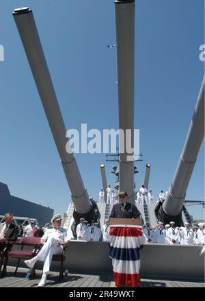 JOHN Warner, sénateur DE la Virginie DE la Marine AMÉRICAINE, s'adresse à la foule à bord de l'USS Wisconsin (BB 64) Banque D'Images