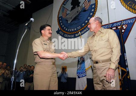 LE chef des opérations navales DE LA MARINE AMÉRICAINE, l'ADM Vern Clark, salue le maître-chef de la Marine Terry Scott. Banque D'Images