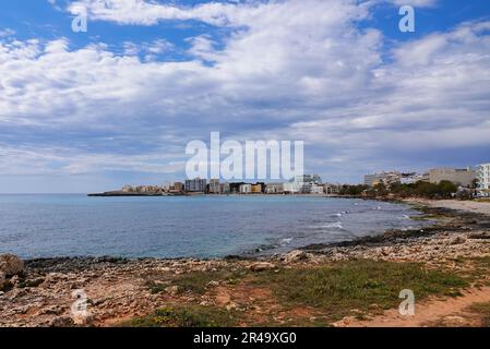 Un paysage magnifique, avec un rivage pittoresque, avec un plan d'eau tranquille et un terrain rocheux Banque D'Images