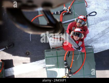 LES soldats DE l'aviation DE LA MARINE AMÉRICAINE à bord de l'USS Enterprise (CVN 65) connectent une palette d'ordnance à un MH-60s Knighthawk Banque D'Images