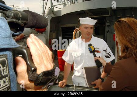 US Navy Engineman 1st Class parle avec le journaliste de presse de WTKR Norfolk Channel 3 Stacey Davis Banque D'Images