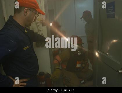 LE chef de l'électricien de la Marine AMÉRICAINE et le chef de l'entrepôt affectés à l'équipe de formation au contrôle des dommages (DCTT) à bord de l'USS Enterprise (CVN65), obser. Banque D'Images