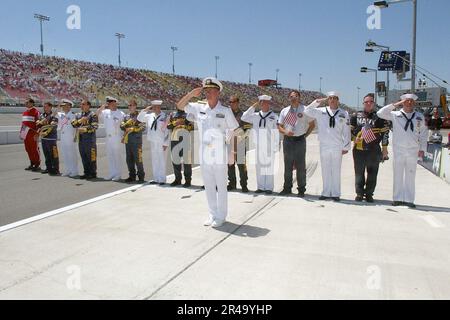 MICHAEL F. Lohr, juge-avocat général, sous-ministre DE LA Marine AMÉRICAINE, avec les États-Unis Les marins de la Marine et les membres de l'équipe de course Fitz-Bradshaw rendent hommage Banque D'Images