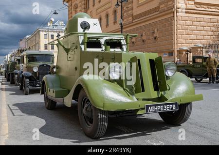 SAINT-PÉTERSBOURG, RUSSIE - 04 MAI 2023 : ancienne voiture blindée soviétique BA-20 dans un convoi de vieux équipements militaires. Préparatifs pour le défilé militaire en h Banque D'Images