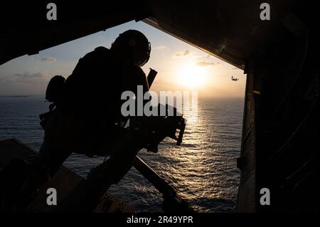 A ÉTATS-UNIS Le chef d'équipage MV-22 Osprey du corps maritime affecté à l'escadron de Tiltrotor de milieu marin 266 (VMM-266) prépare une mitrailleuse de calibre GAU-21 .50 en survolant le golfe d'Aden, le 2 janvier 2023, au cours d'opérations d'entraînement de routine au sein de la zone de responsabilité de la Force opérationnelle interarmées combinée - Corne de l'Afrique (CJTF-HOA). Le VMM-266 a été déployé au Camp Lemonnier, à Djibouti, en appui au CJTF-HOA en fournissant des capacités de transport de troupes, de fournitures et d'équipement de combat en Afrique de l'est. Banque D'Images