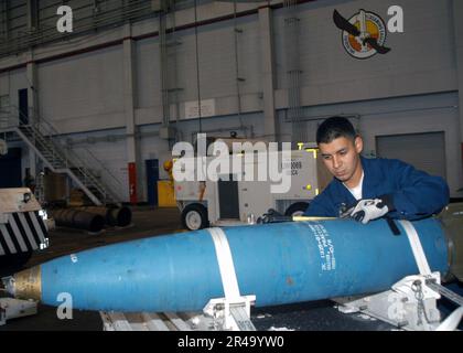 US Navy Aviation Ordnanceman Airman affecté au. Banque D'Images