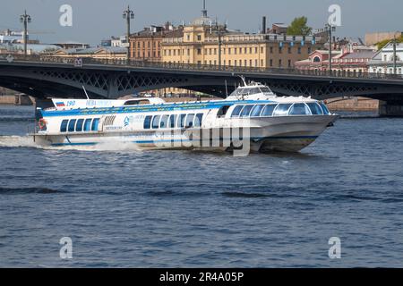 ST. PETERSBOURG, RUSSIE - 14 MAI 2023 : gros plan de l'hydroglisseur Meteor 190 au pont de l'Annonciation le jour de mai Banque D'Images