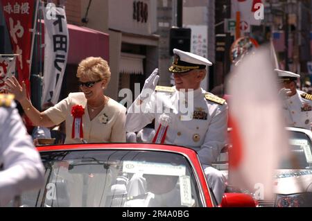 ROBERT F. Willard, commandant de la septième flotte, Vice-SMA DE la Marine AMÉRICAINE, salue tout en participant à la fête officielle lors du défilé du Festival des navires noirs Shimoda 65th Banque D'Images