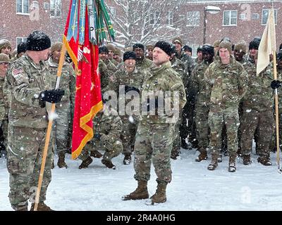 Colonel Russell Lemler, commandant de bataillon, Et le sergent de commandement John Folger, conseiller principal enrôlement, tous deux affectés au 2nd Bataillon, 15th Régiment d'artillerie de campagne, 2nd Brigade combat Team, 10th Mountain Division, a profité de l'occasion pour reconnaître et récompenser quelques soldats exceptionnels lors d'une remise de masse au bataillon le 27 janvier 2023. L'équipe de commandement de la brigade, le colonel Scott D. Wence, commandant de la brigade, et le sergent de commandement Christopher Donaldson, ont participé à la présentation du prix. Banque D'Images