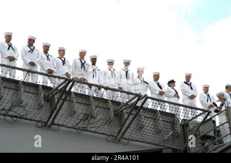 LES membres de l'équipage DE la Marine AMÉRICAINE affectés à l'USS John C. Stennis (CVN 74) Man the rails alors que le navire se prépare à se mettre en route Banque D'Images