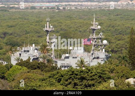 US Navy la superstructure de l'USS Fletcher Destroyer de la classe Spruance (DD 992) est visible sur les arbres tout en transitant le chenal jusqu'à Pearl Harbor Banque D'Images