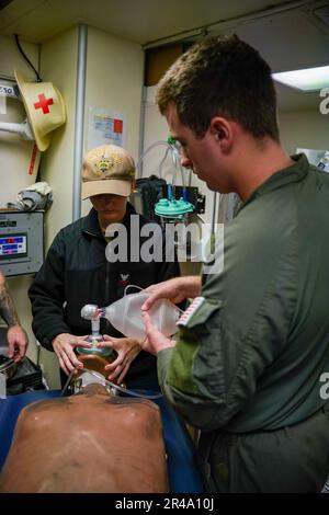 SINGAPOUR (9 mars 2023) Naval Air Crewman 2nd classe Austin Irby, à droite, affecté à l'escadron de frappe maritime d'hélicoptère (UGV) 35, de San Diego, Et le technicien des systèmes d'information 2nd classe Emily Schaffer, de Duanesburg, New York, effectue une réanimation cardio-pulmonaire (RCP) sur un mannequin lors d'un scénario d'entraînement de préparation médicale d'urgence (EMRT) à bord du navire de combat littoral de classe Independence USS Oakland (LCS 24) à la base navale de Changi, Singapour, 9 mars 2023. Oakland, qui fait partie de l'escadron 7 de Destroyer, est en cours de déploiement par rotation, opérant dans la zone d'exploitation de la flotte américaine 7th à enhan Banque D'Images