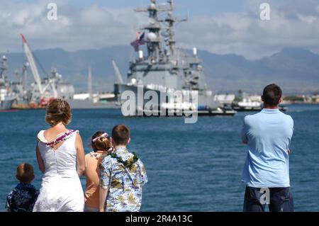 LA famille ET les amis de LA Marine AMÉRICAINE observent que le destroyer USS Fletcher (DD 992) de la classe Spruance est guidé vers un quai par des remorqueurs Banque D'Images