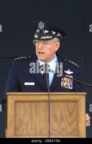 LE général Richard B. Myers, président DES chefs d'état-major interarmées de la Marine AMÉRICAINE, prononce un discours dans le cadre de l'administration du serment d'office. Banque D'Images