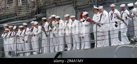 LES marins DE LA MARINE AMÉRICAINE sont les rails en attente de la liberté à bord du destroyer USS Fletcher (DD 992) Banque D'Images