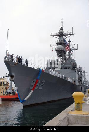 US Navy le destroyer USS Fletcher (DD 992) retourne à la Naval Station San Diego Calif., après un déploiement de six mois de contre-drogue Banque D'Images