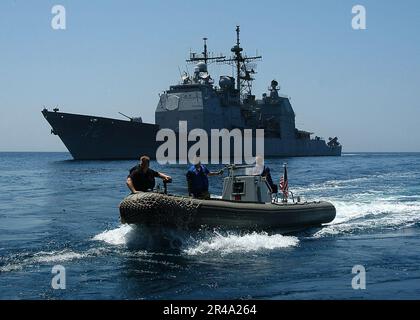 LES membres de l'équipage DE la Marine AMÉRICAINE du croiseur à missiles guidé USS Vella Gulf (CG 72) exploitent un bateau gonflable rigide de la coque (RHIB) pour ramasser des marins et du courrier pour le transport de l'USS George Washington (CVN 73) Banque D'Images