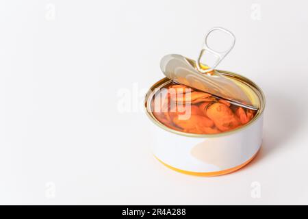 gros plan d'une boîte ouverte de moules à l'huile d'olive isolée sur fond blanc Banque D'Images