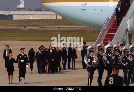 LA veuve de l'ancien président DE la Marine AMÉRICAINE Ronald Reagan, Nancy Reagan, est escortée par le commandant général du District militaire de l'Armée américaine Washington, D.C., et le major général Galen Jackman Banque D'Images