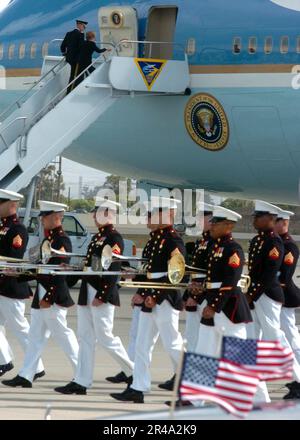 LA Marine AMÉRICAINE l'épouse de l'ancien président Ronald Reagan, Nancy Reagan, et le commandant général des États-Unis District militaire de l'armée de Washington, D.C., général de division Galen B. Jackman, à bord de la Force aérienne One Banque D'Images