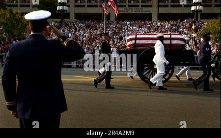 LE dossier de l'ancien président Ronald Reagan de la Marine AMÉRICAINE est salué par un américain Côte Guardsman Banque D'Images