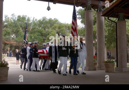 DES gardiens de cérémonie DE la Marine AMÉRICAINE escortent le cercueil à pavillon de l'ancien président Ronald Reagan Banque D'Images