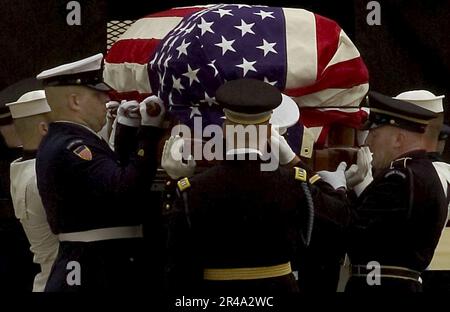 LES membres de la Marine AMÉRICAINE de la Garde d'honneur cérémonial des Forces armées lèvent le cercueil du président Ronald Reagan, qui était en acajou massif, pour le transport Banque D'Images