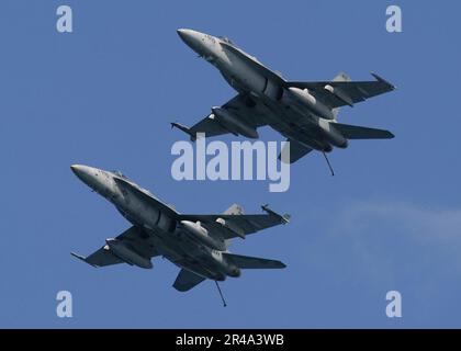 US Navy deux F-A-18C Hornets affectés au Marauders of Strike Fighter Squadron huit deux (VFA-82) survolent le porte-avions USS Enterprise (CVN 65) Banque D'Images