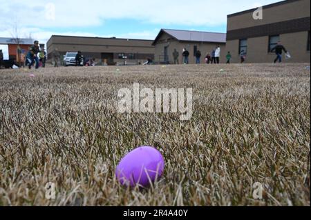 Les enfants des membres de l'escadre de transport aérien de 120th vont chasser les œufs de Pâques, à 1 avril 2023, à la base de la Garde nationale aérienne du Montana, à Great Falls, au Montana. Des événements comme la chasse aux œufs de Pâques créent un environnement inclusif pour les militaires, les familles et les civils. Banque D'Images