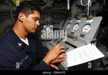 Technicien DU système de turbine à gaz DE la marine AMÉRICAINE Banque D'Images