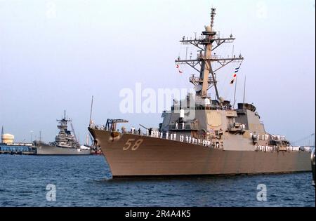 US Navy le destroyer de missiles guidé USS Laboon (DDG 58) passe devant le musée du cuirassé USS New Jersey alors qu'elle se jette sur la jetée de Penn's Landing à Philadelphie, en Pennsylvanie, sur le fleuve Delaware Banque D'Images