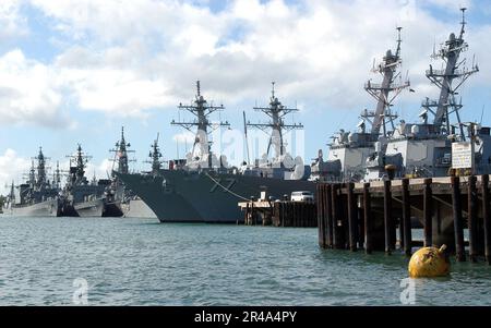 LES navires DE guerre DE la MARINE AMÉRICAINE de plusieurs nations se trouvent à côté de la base navale de Pearl Harbor, à Hawaï Banque D'Images